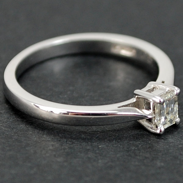 18ct White Gold Emerald Cut 0.25 Carat Diamond Ring