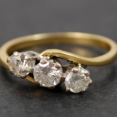 Vintage 18ct Yellow Gold 3 Stone Diamond Ring